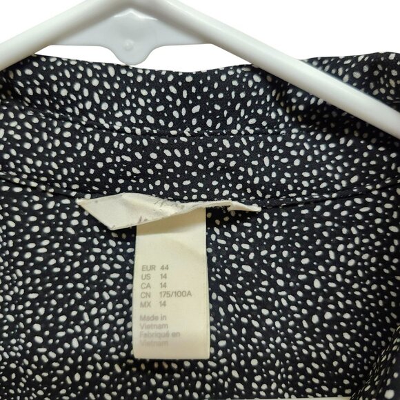H&M Womens Size 14 Blouse Black White Button Front Collared Curved Hem - Picture 9 of 15